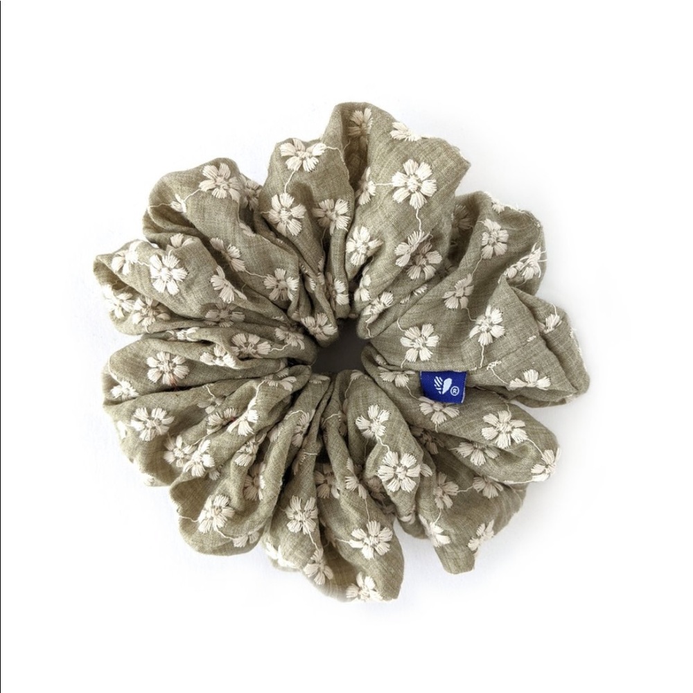 🥮 SALE 2/$15 BNWT Kokoro Daisy Oversized Floral Scrunchie